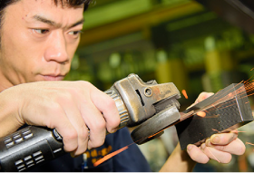 若手にも工具・金型の成型を任せられる様教育